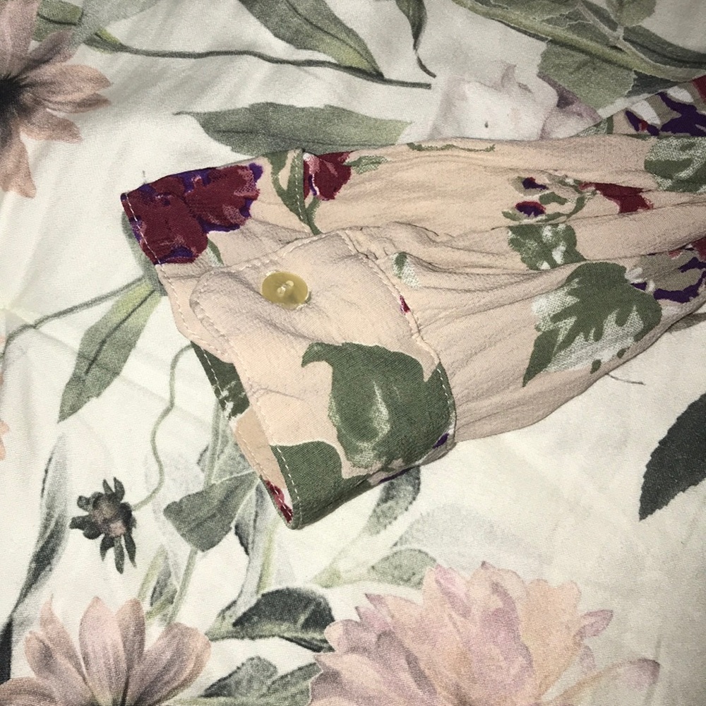 Floral romper with deep v neck - Picture 2 of 6